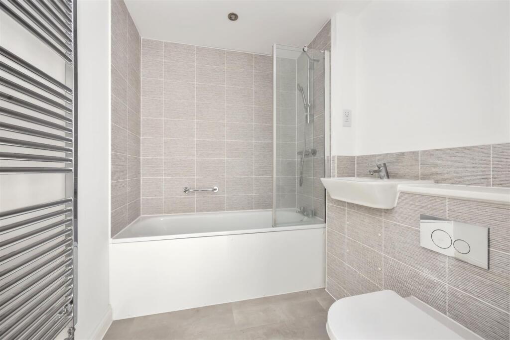 Lyndhurst House 8 BATHROOM.jpeg