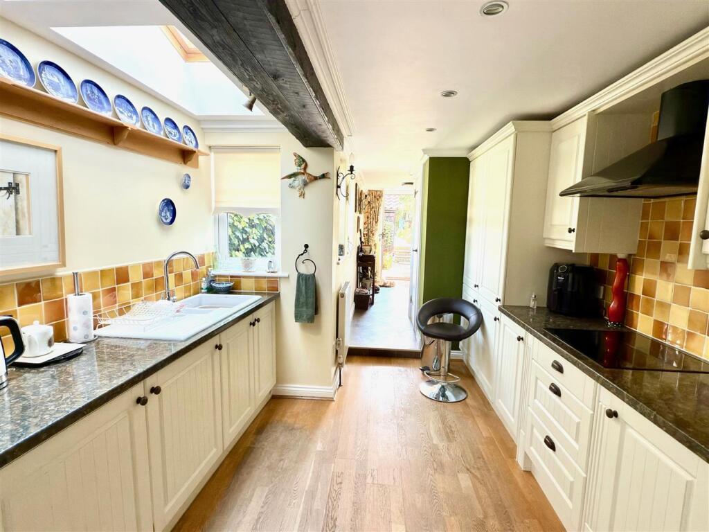 MAIN KITCHEN.jpg