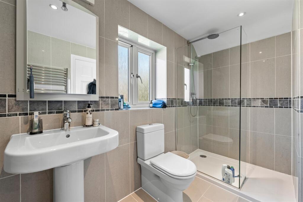 EN-SUITE BATHROOM