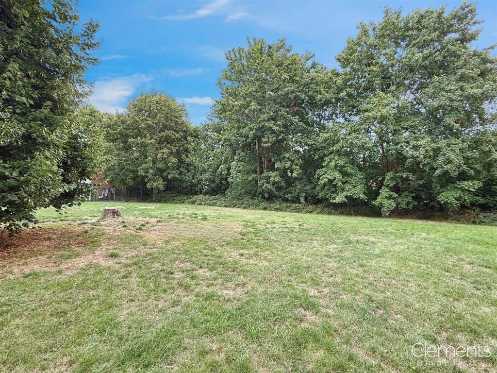 COMMUNAL GARDENS &amp; PARKING