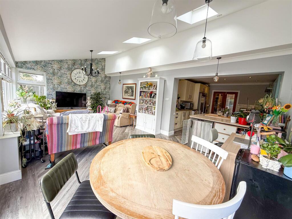 ADDITIONAL VIEW OF LOUNGE/FAMILY ROOM