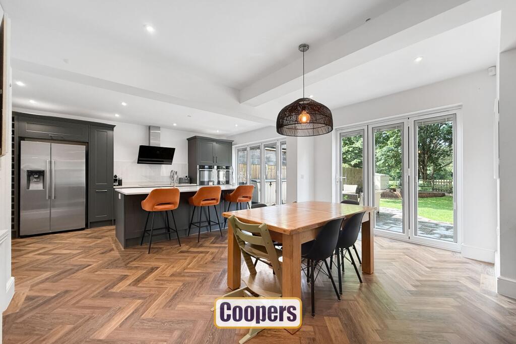 Open plan family room/kitchen