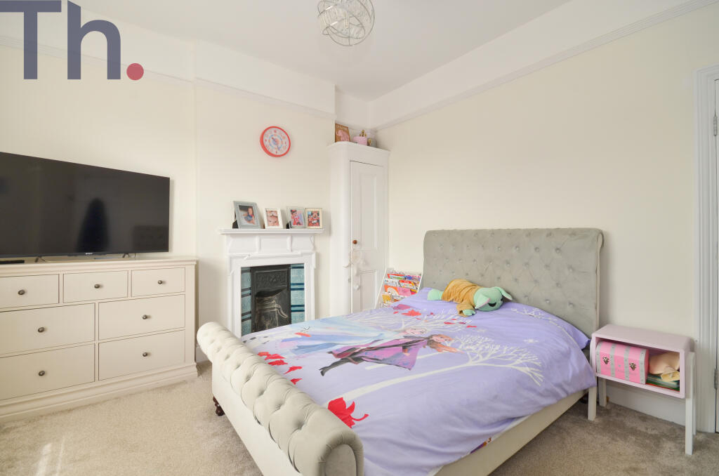 Bedroom 2 (2).JPG