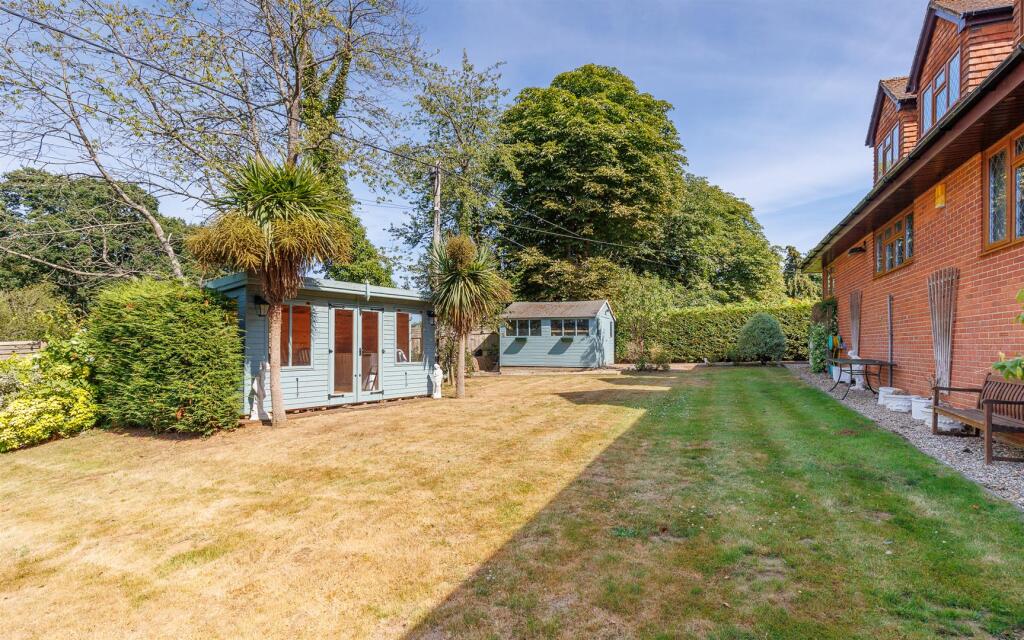 Garden, Summer House &amp; Workshop