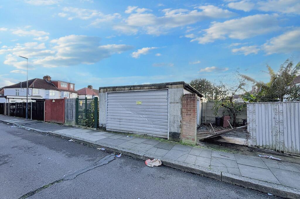 15 Glebe Avenue, Harrow HA3 9LG