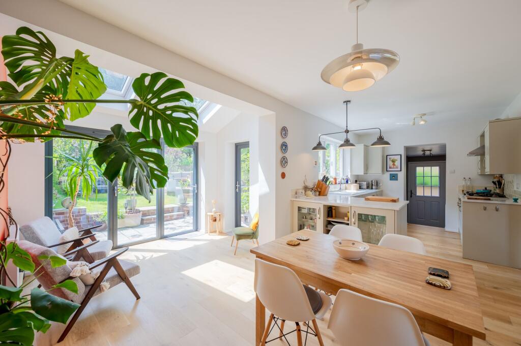 KITCHEN/DINER AND LOUNGE