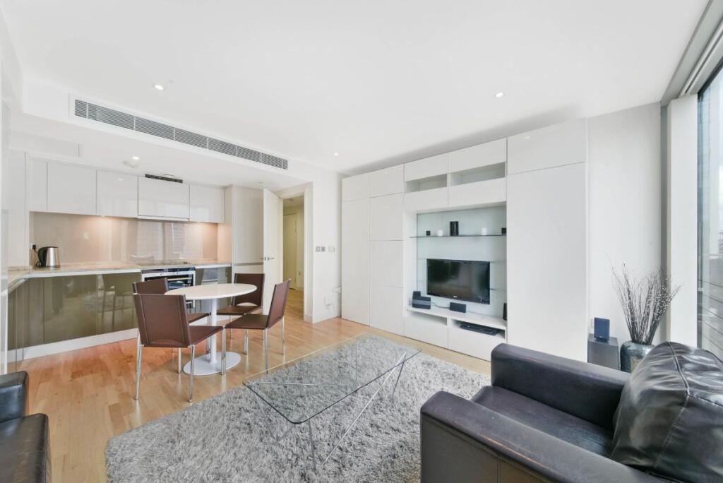 Luxury Apartment, Gym, Concierge, 30 seconds from Underground Stn