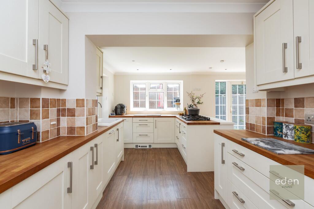 KITCHEN/BREAKFAST AREA
