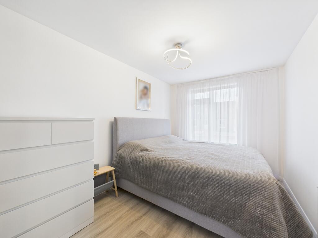 CAM04018G0-PR0411-STILL006