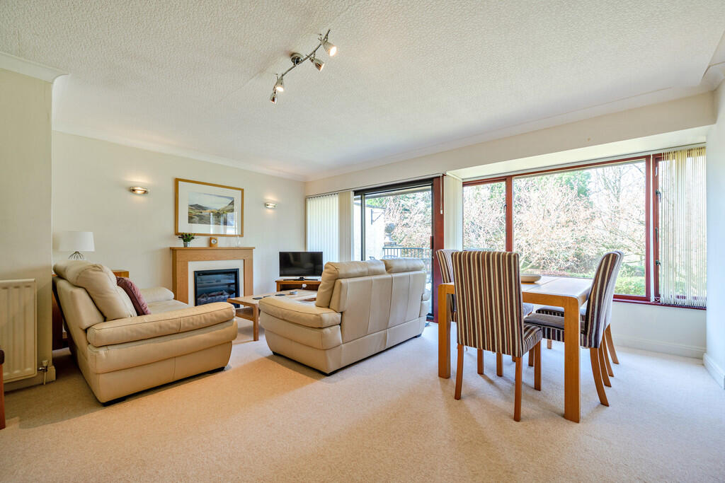 Lounge/dining roo...