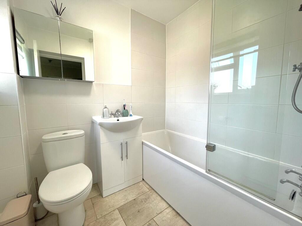 5 Ffynches Lodge ...