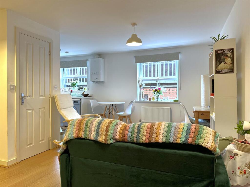 Open-Plan Living/Dining Space 027