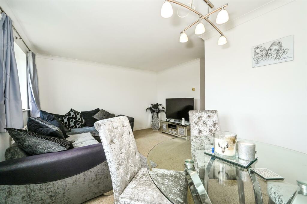 Sitting Room / Dining Room