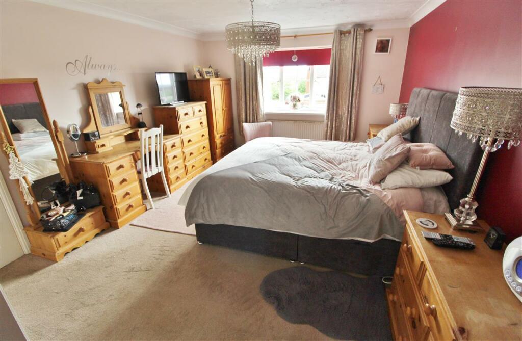 PRINCIPAL BEDROOM