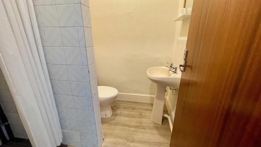 SEPARATE 2 PIECE WASH ROOM