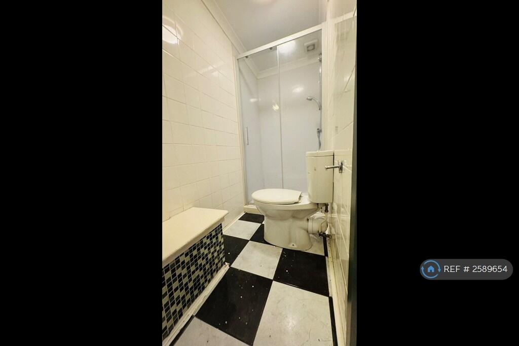 Bedroom 6 Ensuite