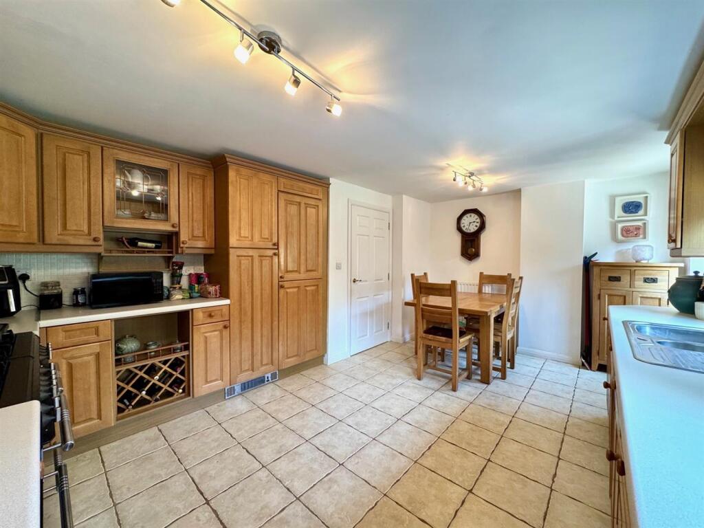 KITCHEN/BREAKFAST ROOM