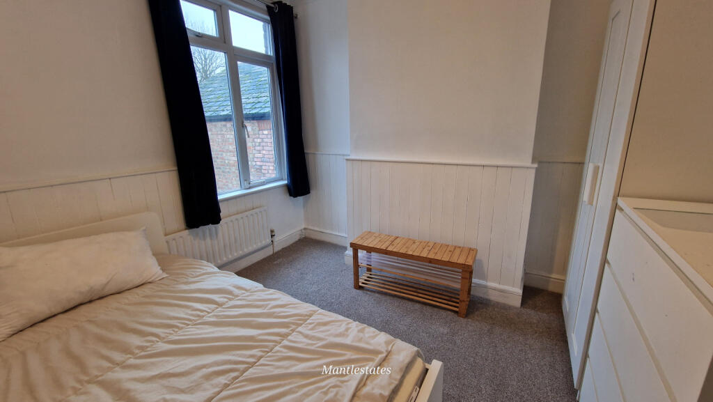 MIDDLE BEDROOM