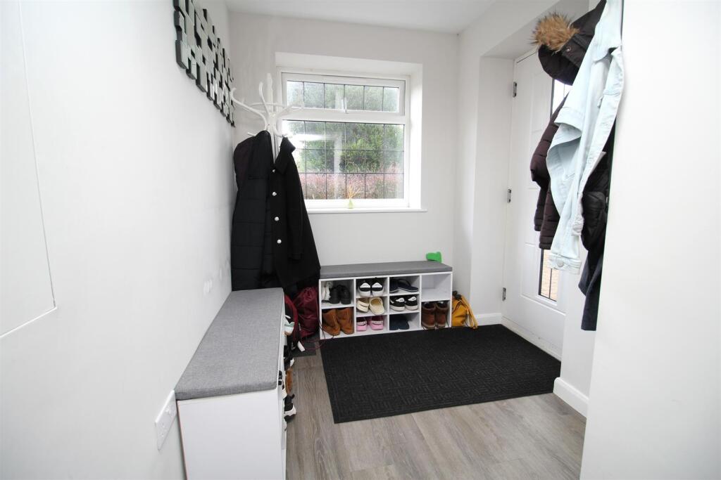 EXTENDED ENTRANCE HALLWAY