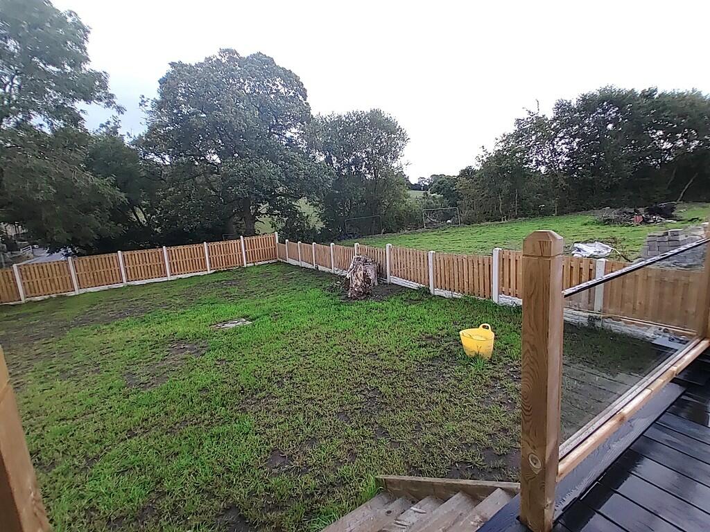 Garden to the rea...