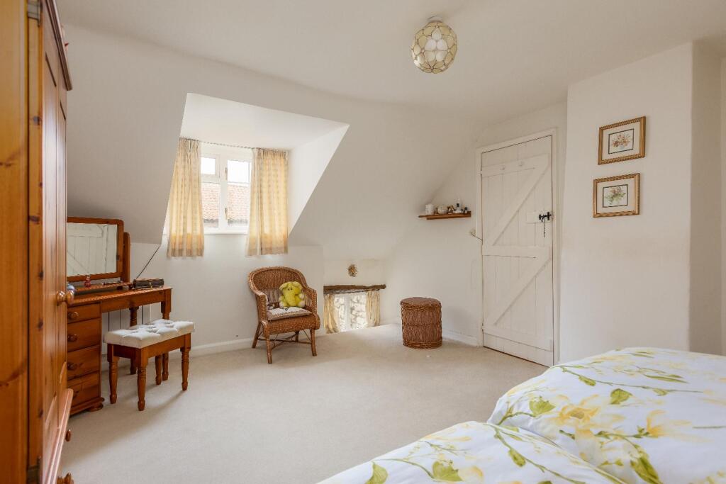 Swallows Cottage Bedroom 1-2.jpg