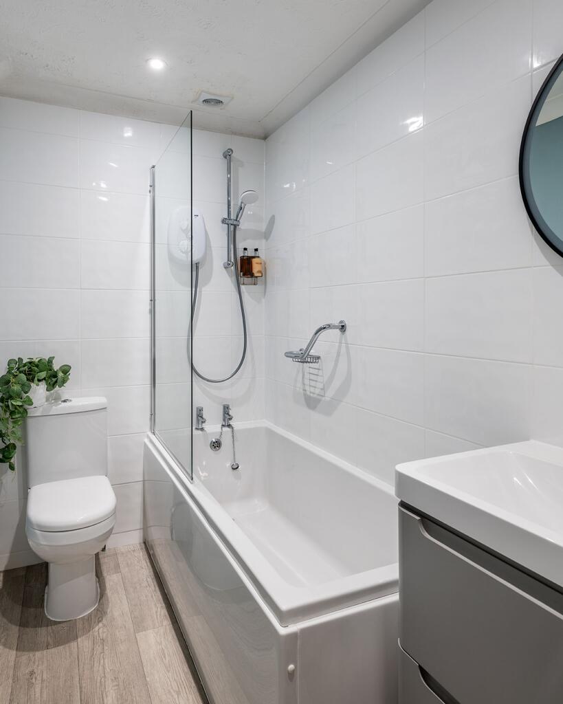 Bathroom - 2 Riverside Wharf, Kingswear
