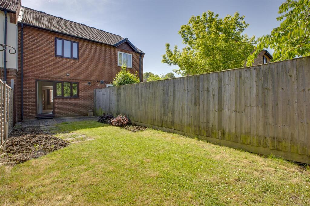 12 Parslow Close, HP21 9JD-11.jpg