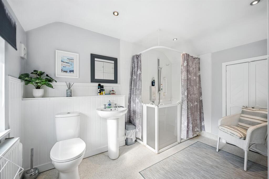 Annexe Shower Room.jpg