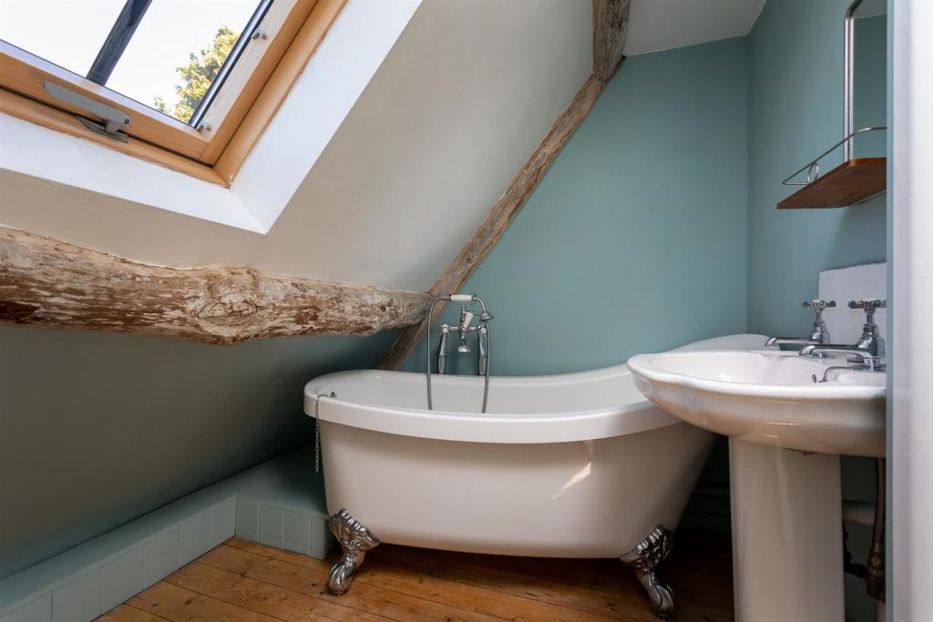 36 - Christmas Cottage - GL6 8JG - Web.jpg