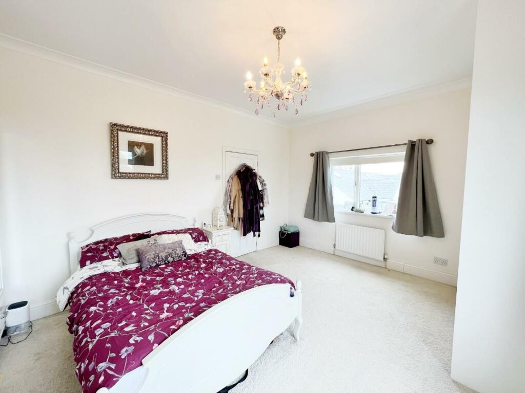 Bedroom 1 pic 4.jpg