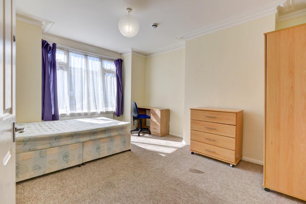 Bright and tidy single bedroom featuring a comf...