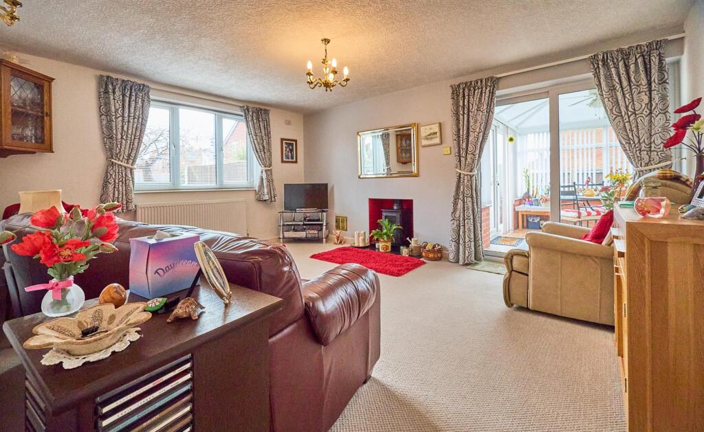 FRONT LOUNGE