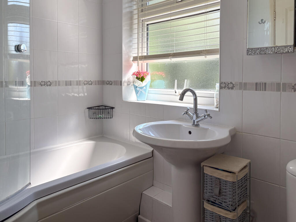 08. Bathroom 1 (1)