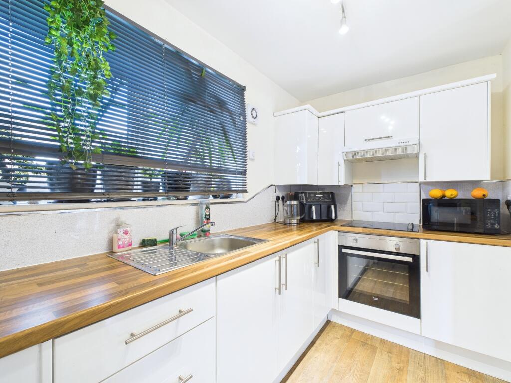 CAM01909G0-PR0432-STILL004