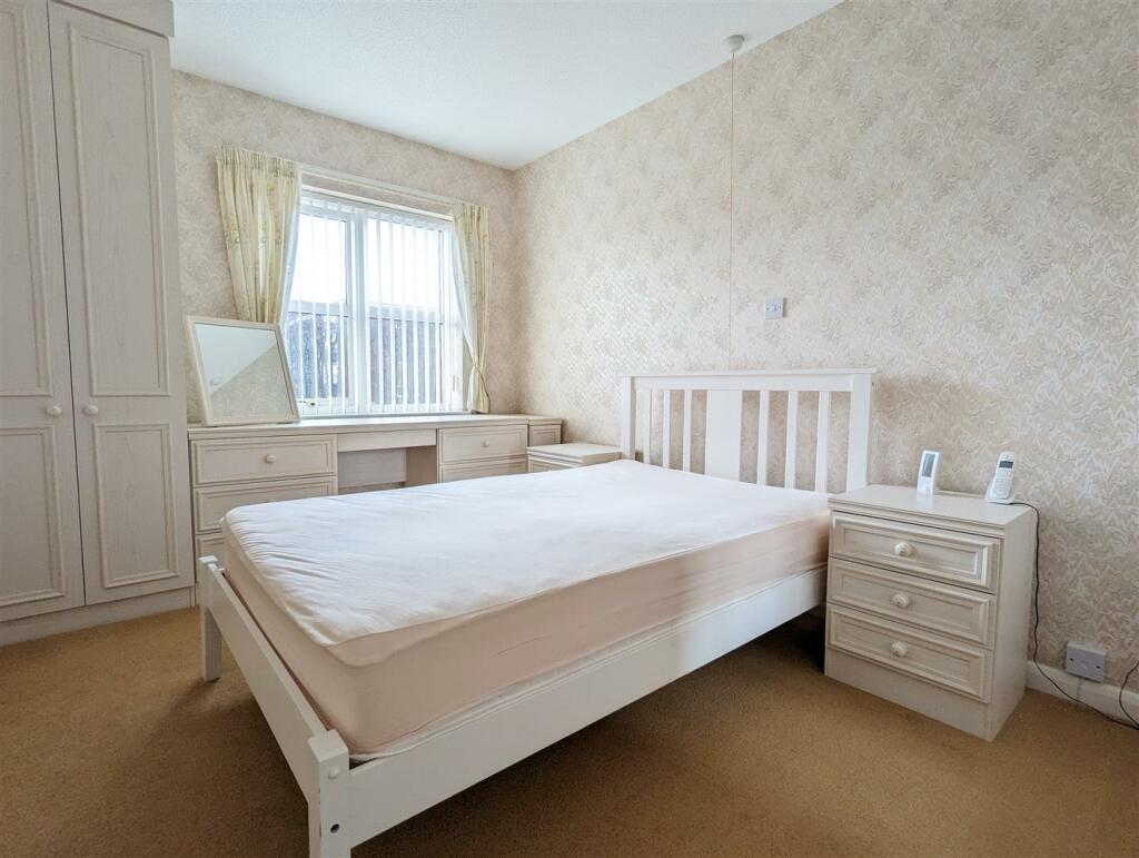 DOUBLE BEDROOM