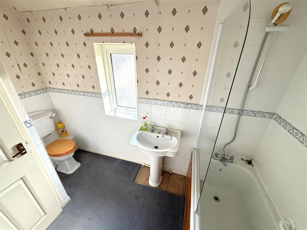 L SHAPED BATHROOM