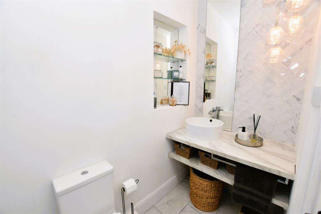 Bathroom - further image.JPG