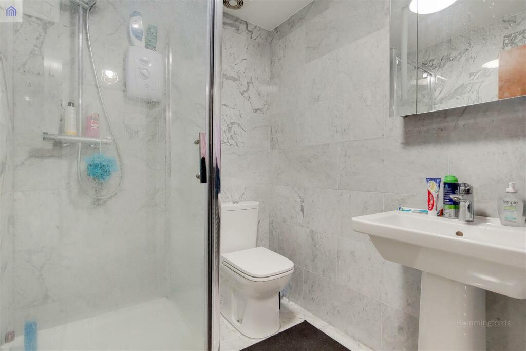 8_Shower Room-0.jpg