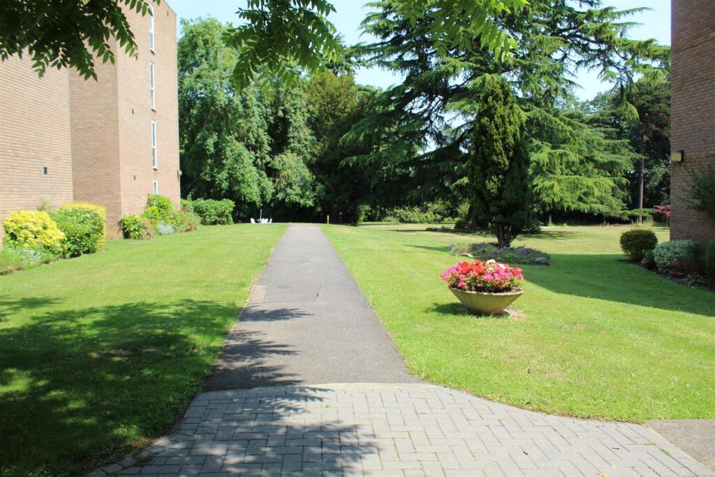 Gresley Court Gardens (3).jpg