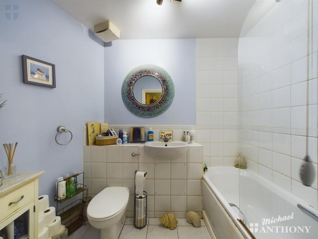 CAM03218G0-PR0543-STILL005