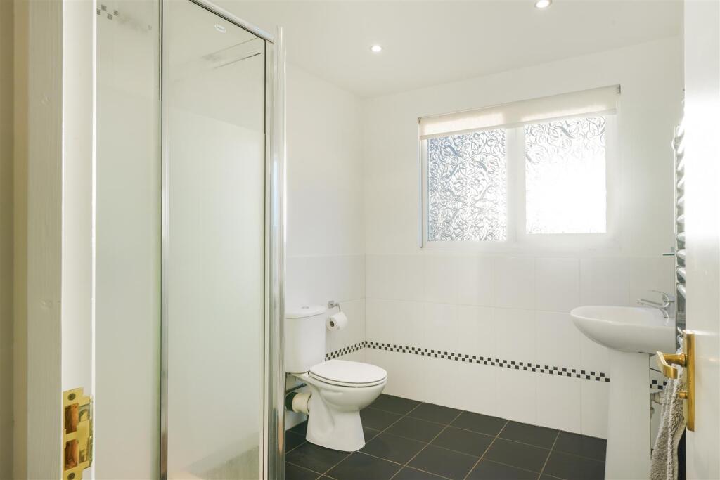 ENSUITE BATHROOM