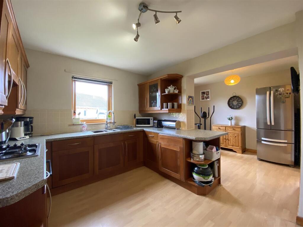 KITCHEN FAMILY ROOM.JPG