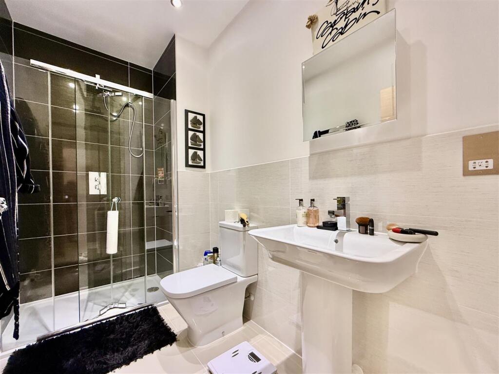 Bedroom 1 Ensuite.jpeg