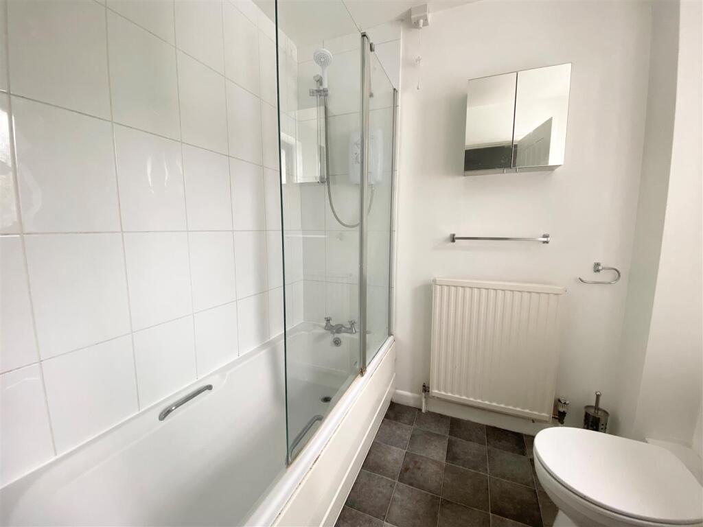 20 Lygon bathroom.jpg