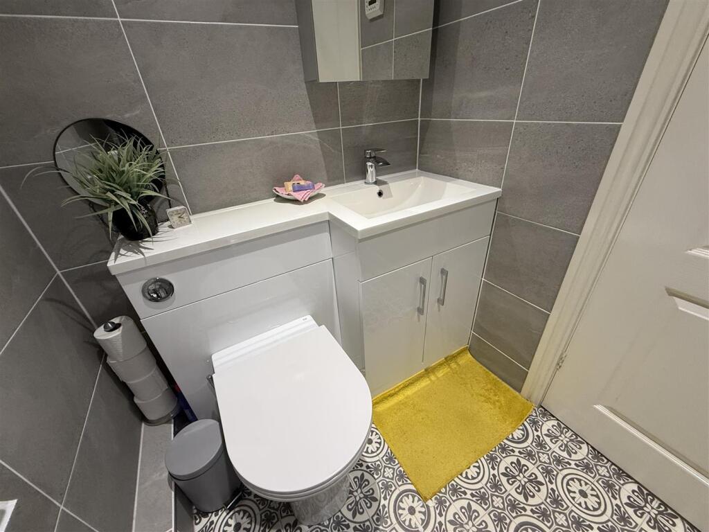 EN-SUITE SHOWER ROOM