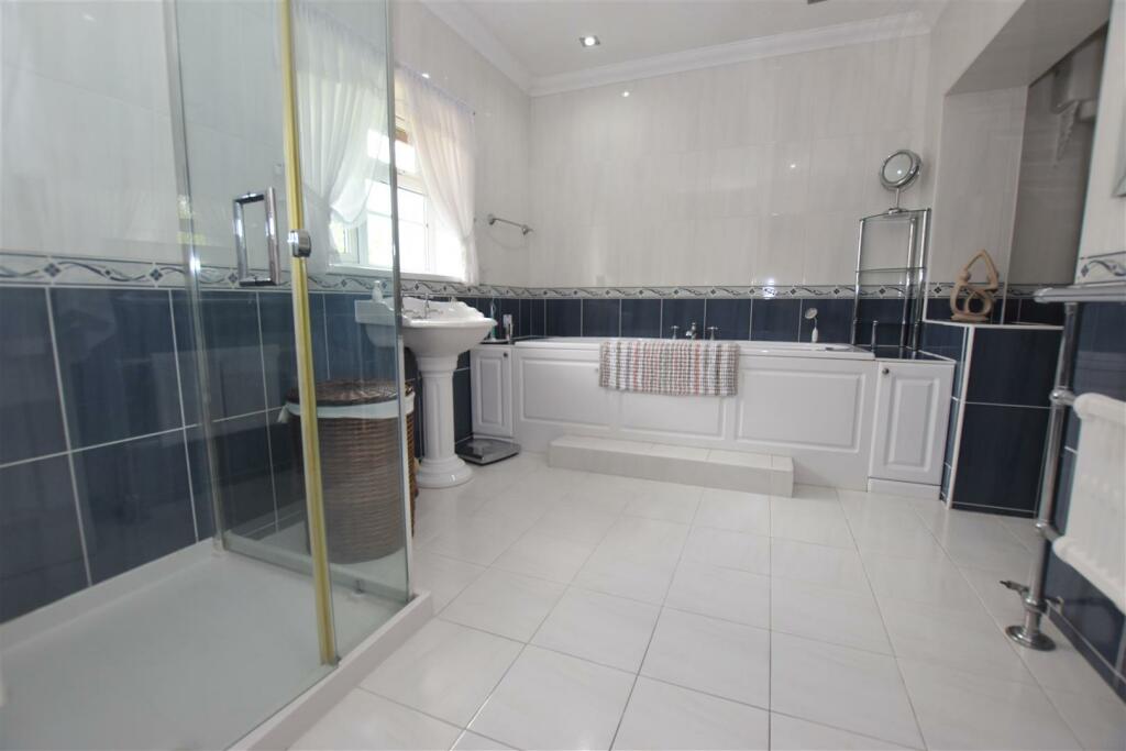 En Suite Bathroom.jpg