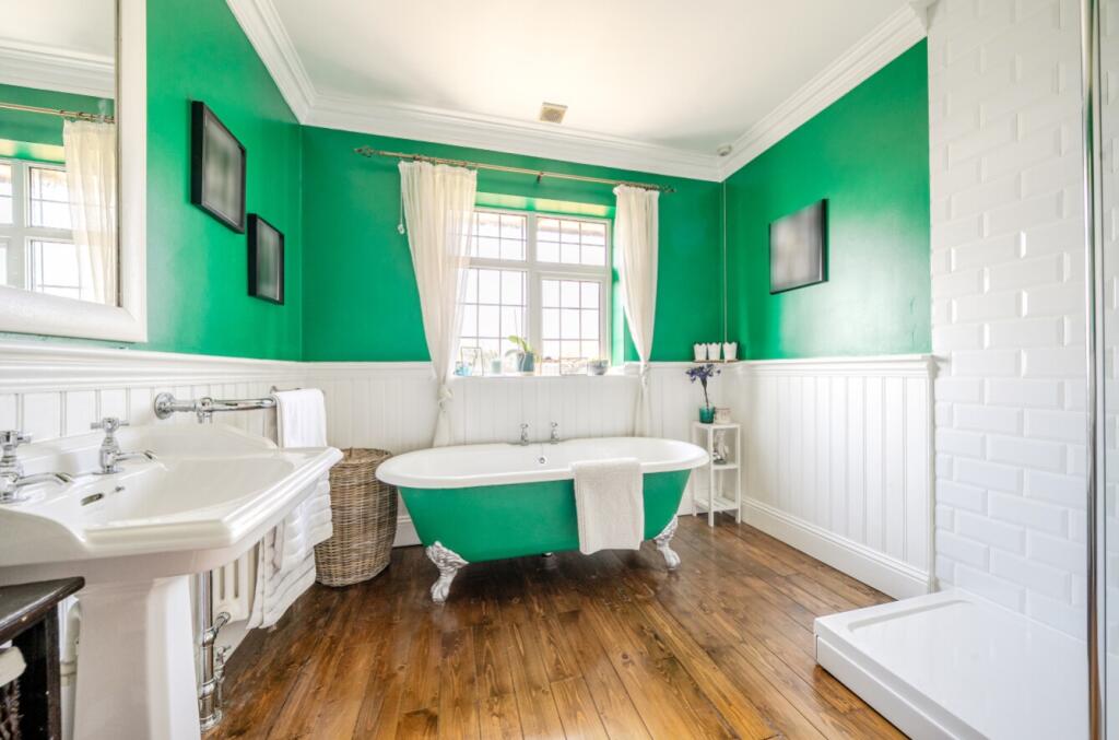 Family Bathroom 1
