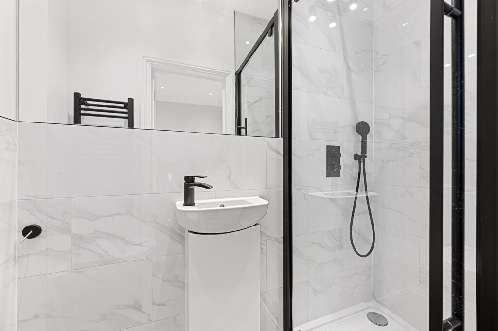 FB - GFF, 15 Bloemfontein Road - Ensuite3 (1).JPG