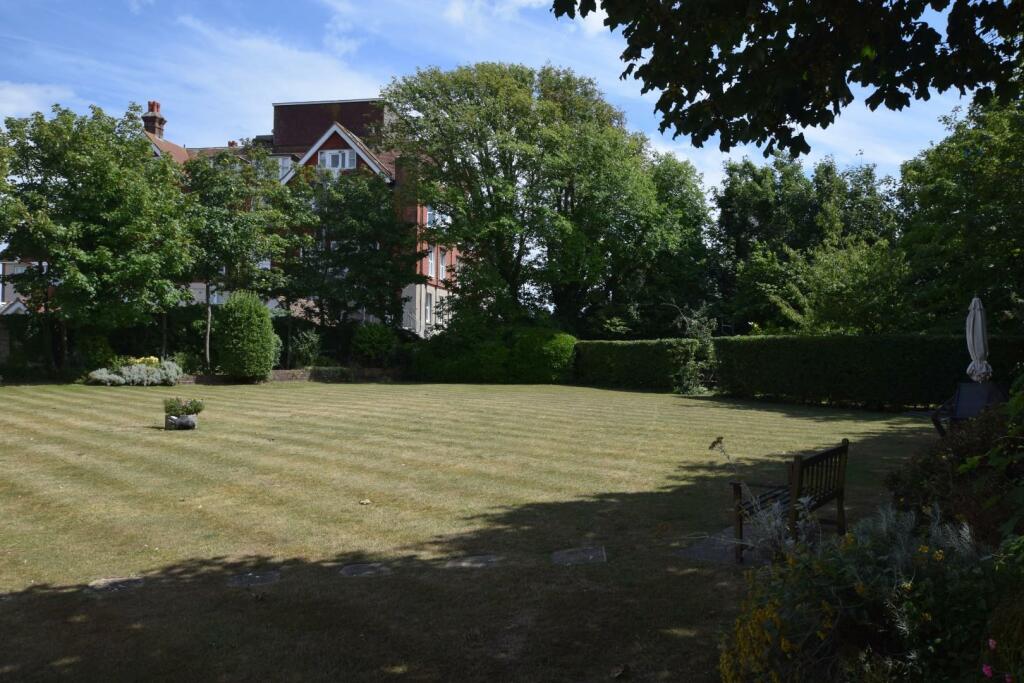 4 Badgers Court Communal Gardens .JPG