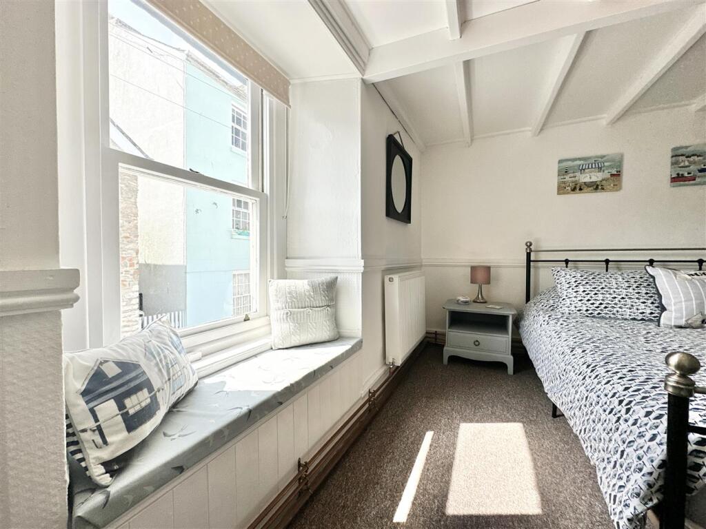 Bedroom 2 Window Seat.jpg